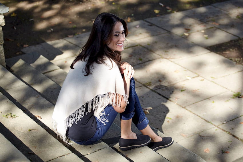 woman wearing waldlaufer shoes