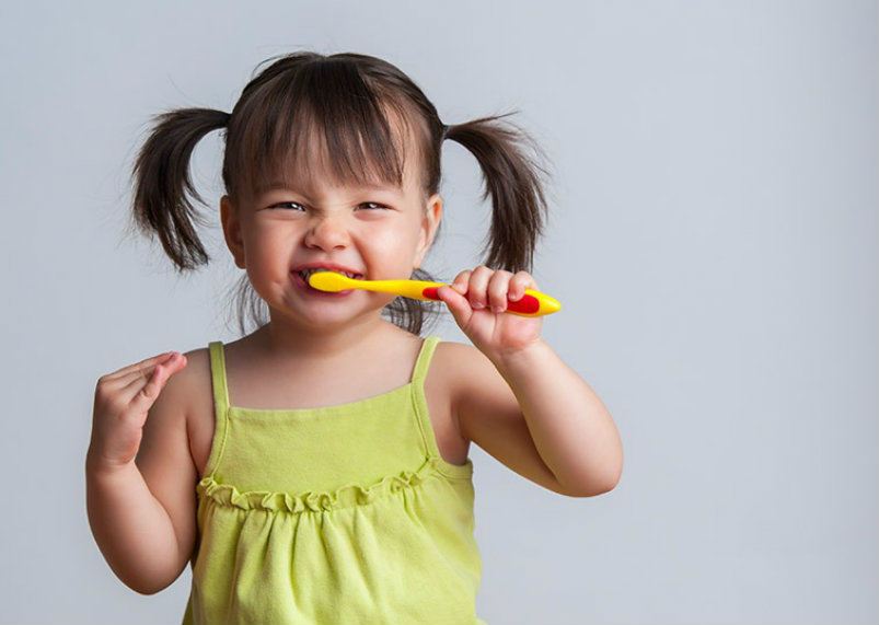 Little-girl-brushing-her-teeth dental care