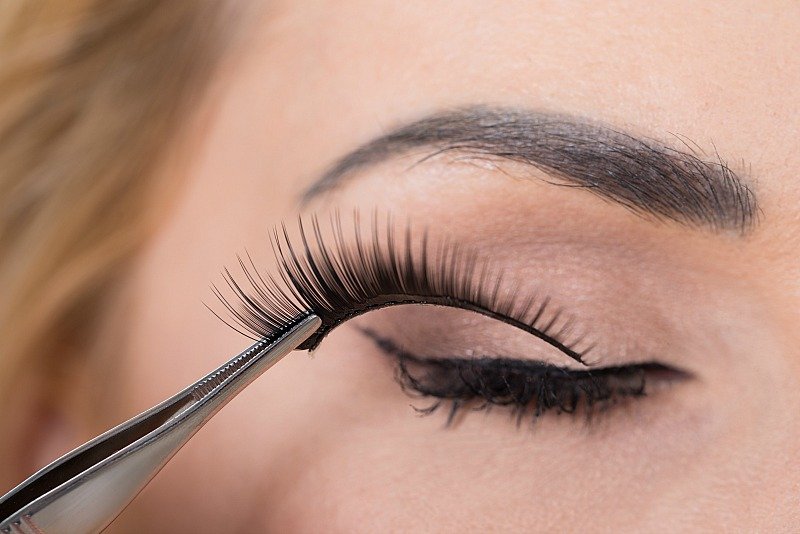 applying-false-lashes