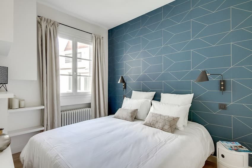 Geometric-Patterned-Wallpaper-Behind-the-Bed