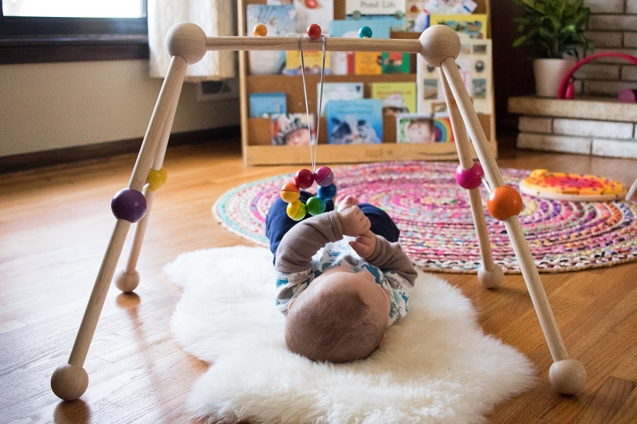 picture of a baby playig on a bay play mat gym